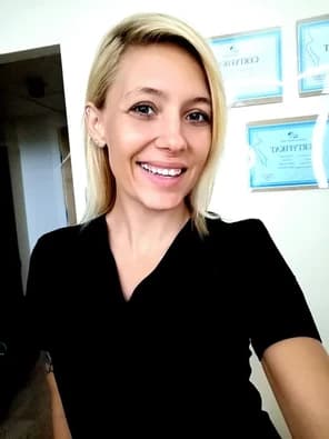 Patrycja diagnozuje napięcie karku przed zabiegiem masażu — Uwolnię Cię Poznań